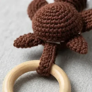 Mordedor Tartaruga Marrom com Argola de Madeira - Artesanato e Personalizados