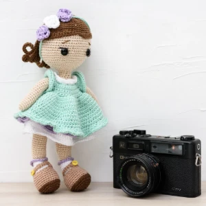 Boneca Flora em Amigurumi - Artesanato e Personalizados