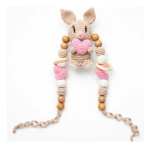 Enfeite Berço Amigurumi Coelhinho Coração Artesanal Bebê - Artesanato e Personalizados