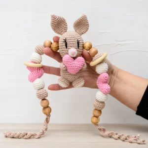 Enfeite Berço Amigurumi Coelhinho Coração Artesanal Bebê - Artesanato e Personalizados