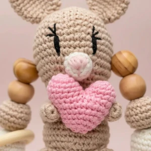 Enfeite Berço Amigurumi Coelhinho Coração Artesanal Bebê - Artesanato e Personalizados
