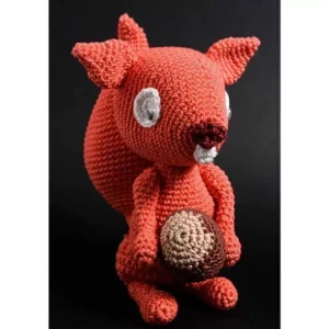 Esquilo com Noz em Amigurumi - Artesanato e Personalizados