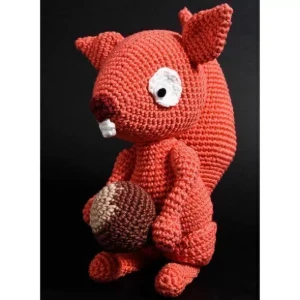 Esquilo com Noz em Amigurumi - Artesanato e Personalizados