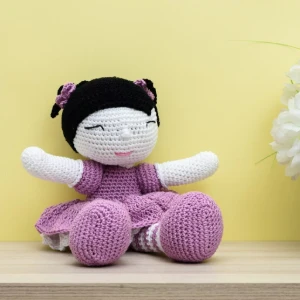 Boneca Miong em amigurumi - Artesanato e Personalizados