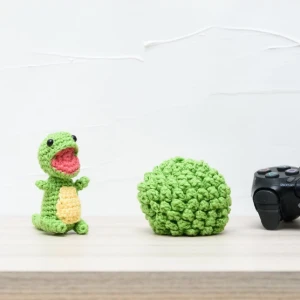 Ovo com filhote de dinossauro verde em amigurumi - Artesanato e Personalizados