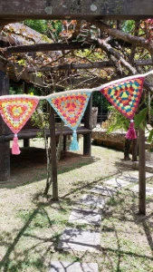 Varal de Bandeirinhas Neon em Crochê - Artesanato e Personalizados