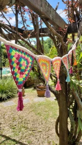 Varal de Bandeirinhas Neon em Crochê - Artesanato e Personalizados
