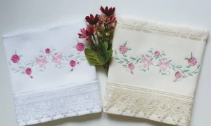 Kit com 2 Toalhas de Lavabo com Guipir - Artesanato e Personalizados