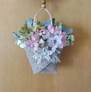 Arranjo de Porta com sacolinha de flores desidratadas - Artesanato e Personalizados