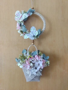 Arranjo de Porta com sacolinha de flores desidratadas - Artesanato e Personalizados