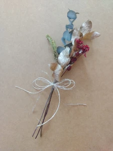 Ramo de flores com toque de dourado - Artesanato e Personalizados