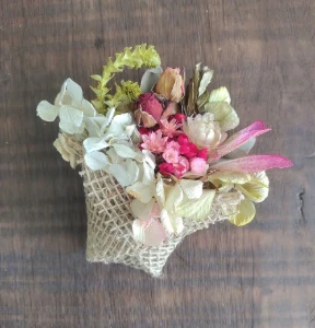 Cestinha de Juta com Flores Secas e Ímã de Geladeira - Artesanato e Personalizados