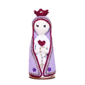 Nossa Senhora em Amigurumi com Manto Lilás - Artesanato e Personalizados