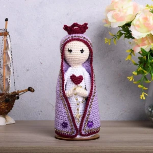 Nossa Senhora em Amigurumi com Manto Lilás - Artesanato e Personalizados