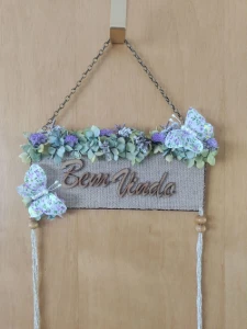 Placa Bem-vindo em MDF com Flores em Tons de Lilás - Artesanato e Personalizados