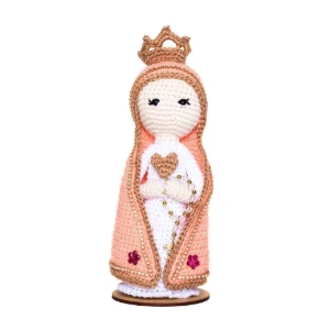 Nossa Senhora em Amigurumi com Manto Salmão - Artesanato e Personalizados