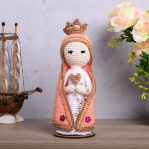 Nossa Senhora em Amigurumi com Manto Salmão - Artesanato e Personalizados