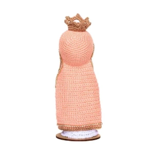 Nossa Senhora em Amigurumi com Manto Salmão - Artesanato e Personalizados