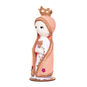 Nossa Senhora em Amigurumi com Manto Salmão - Artesanato e Personalizados