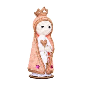Nossa Senhora em Amigurumi com Manto Salmão - Artesanato e Personalizados