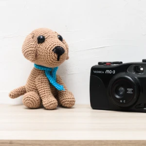 Cachorro Castanho com Manta Azul em Amigurumi - Artesanato e Personalizados