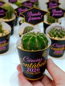 Lembrancinhas personalizadas com suculentas - Artesanato e Personalizados