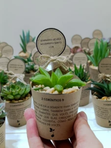 Lembrancinhas personalizadas com suculentas - Artesanato e Personalizados