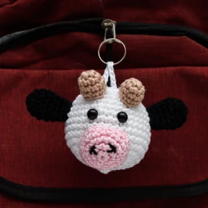 Chaveiro Cabeça vaca holandesa em amigurumi - Artesanato e Personalizados