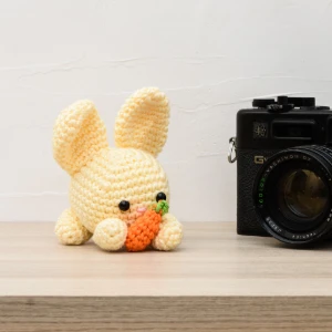 Coelho Amarelo Cenoura Amigurumi - Artesanato e Personalizados