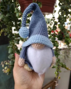 Gnomo em Crochê - Artesanato e Personalizados