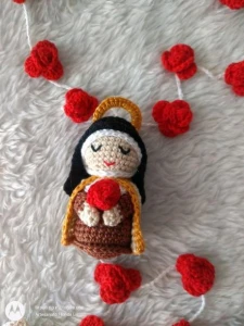 Terço de Crochê com Mini Santinha - Artesanato e Personalizados
