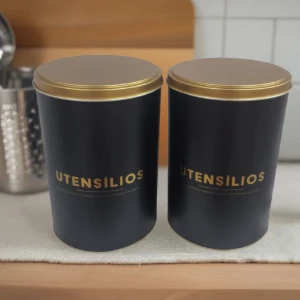 Conjunto de 2 latas metálicas para utensílios