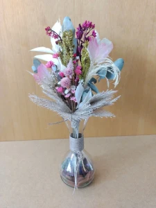 Arranjo com flores desidratadas em tons de rosa - Artesanato e Personalizados