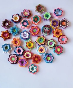 Flores de Três Camadas em Crochê - Artesanato e Personalizados
