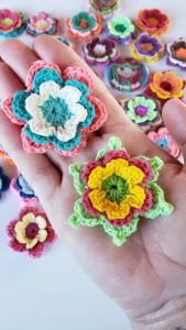 Flores de Três Camadas em Crochê - Artesanato e Personalizados