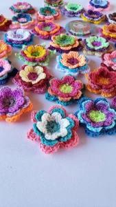 Flores de Três Camadas em Crochê - Artesanato e Personalizados
