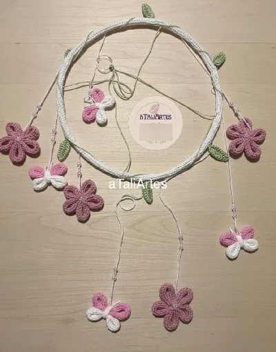 Móbile Borboletas e Flores em Tricotin - Artesanato e Personalizados