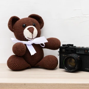 Urso Marrom Laço Branco Amigurumi - Artesanato e Personalizados