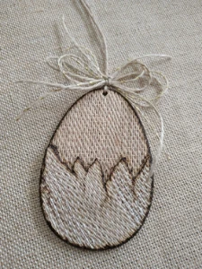 Ovo Decorativo MDF revestido de juta saindo da casca - Artesanato e Personalizados