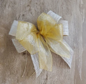 Laço de Juta G com Organza Ouro - Artesanato e Personalizados