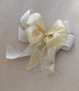 Laço de Juta G com Organza Ouro - Artesanato e Personalizados
