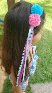 Tiara Pompom - Artesanato e Personalizados