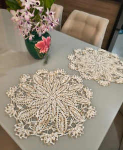 Sousplat de crochê flor - 44cm - Kit 2 unidades - Artesanato e Personalizados