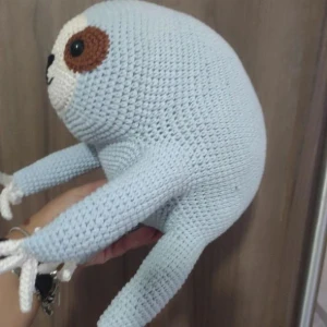 Bicho preguiça em crochê - Artesanato e Personalizados