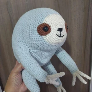 Bicho preguiça em crochê - Artesanato e Personalizados