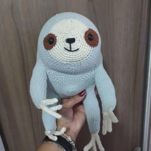 Bicho preguiça em crochê - Artesanato e Personalizados