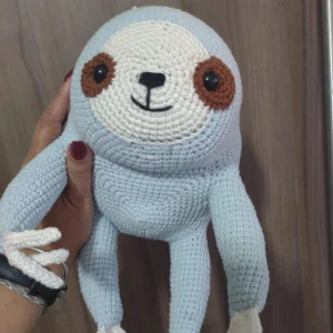 Bicho preguiça em crochê - Artesanato e Personalizados