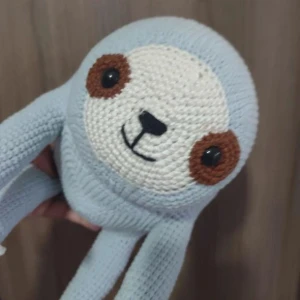 Bicho preguiça em crochê - Artesanato e Personalizados