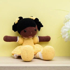 Boneca Mirna em amigurumi - Artesanato e Personalizados