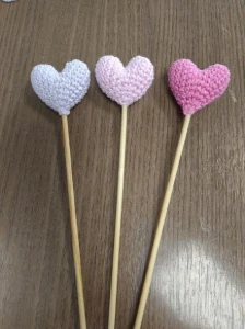 Mini Corações em Crochê com palito - Artesanato e Personalizados